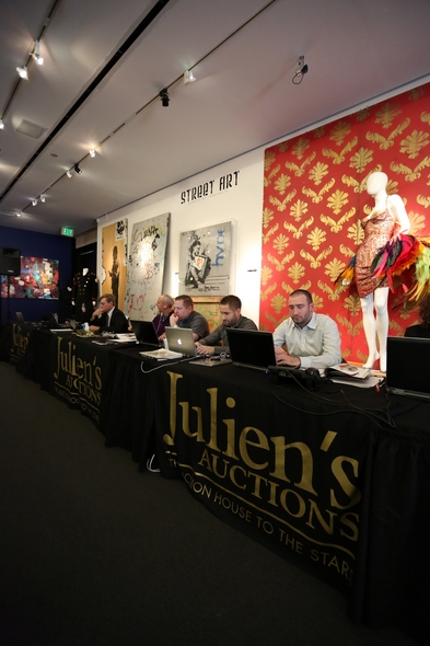 Juliens-Auctions-Trilogy-Collection-Middle-Earth-Lord-Of-The-Rings-Sale-Event-Photo-Live-Bidding-Auctioneer-01-RSJ