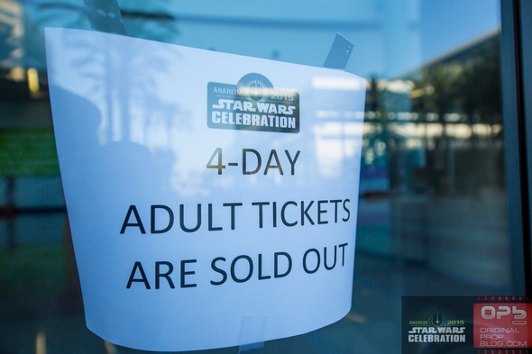 Star-Wars-Celebration-Anaheim-2015-Wednesday-Photos-Line-Badges-Tickets-Info-01-RSJ