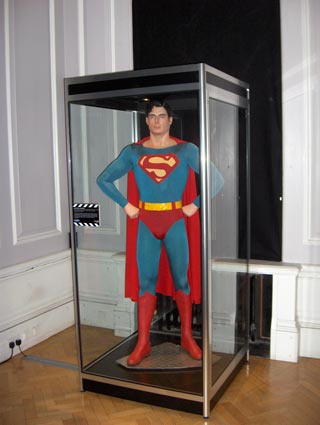 prop-store-collection-superman-costume-movieum-01-x425v