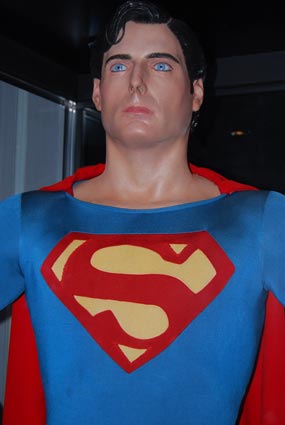 prop-store-collection-superman-costume-movieum-03-x425v