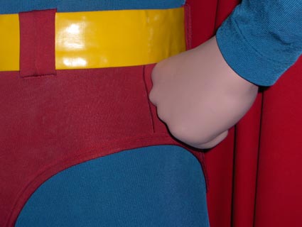 prop-store-collection-superman-costume-movieum-04-x425