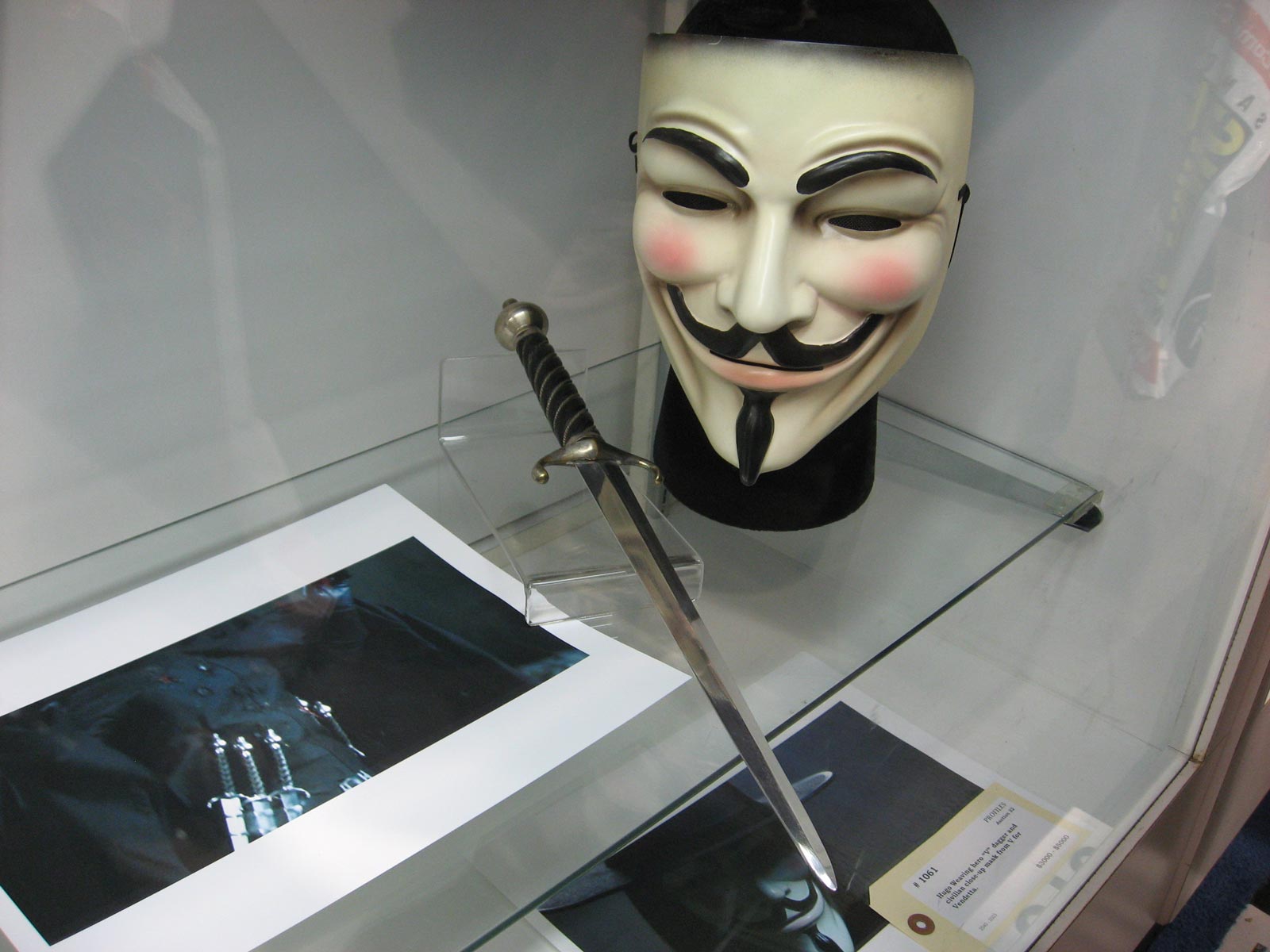 profiles-in-history-auction-comic-con-2008-san-diego-v-for-vendetta-mask-knife-hr.jpg