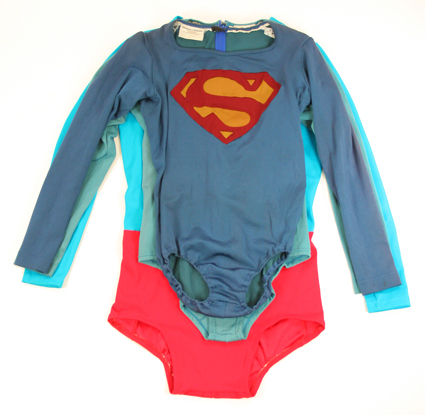 warner-bros-superman-costume-compare-super-hollywood-size-comp-03x425 warner-bros-superman-costume-compare-super-hollywood-size-comp-03x425