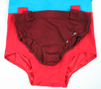 warner-bros-superman-costume-compare-super-hollywood-size-comp-05x425 warner-bros-superman-costume-compare-super-hollywood-size-comp-05x425