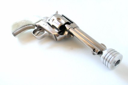 kill-bill-original-movie-prop-revolver-david-carradine-02-x425