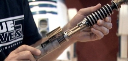Returning-To-Jedi-Elstree-Props-Lightsaber-VideoCap-07 [x425]