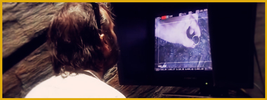 Peter-Jackson-The-Hobbit-Video-Blog-Production-Update-Movie-Prop-Costume-Set-x380