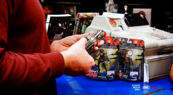 Comic-Book-Men-Star-Wars-Luke-Lightsaber-Authentication-01-x600