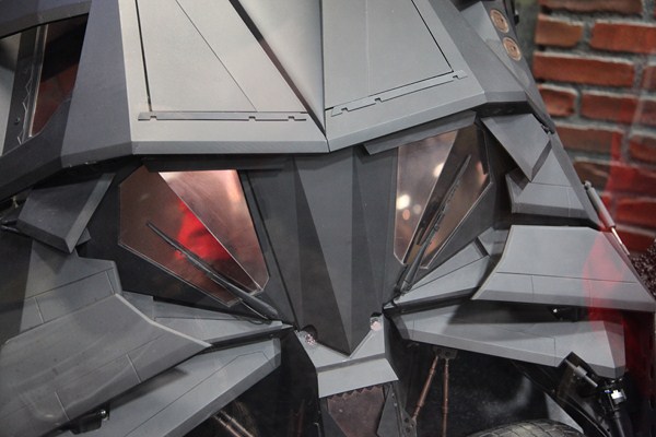 San-Diego-Comic-Con-2012-Movie-Props-Displays-Dark-Knight-Mini-Tumbler-03