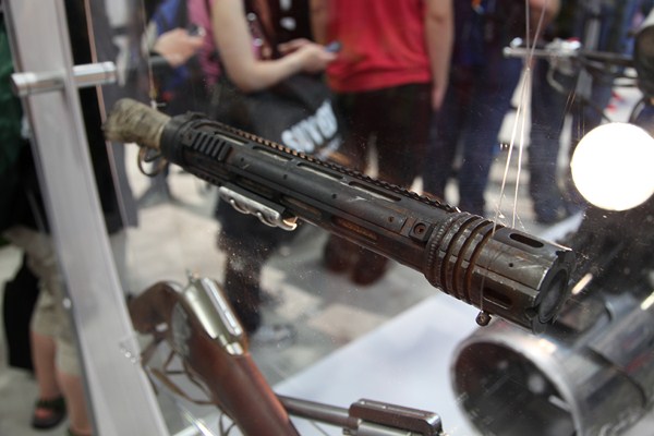 San-Diego-Comic-Con-2012-Movie-Props-Displays-Looper-01