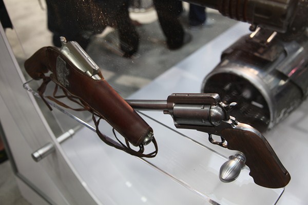 San-Diego-Comic-Con-2012-Movie-Props-Displays-Looper-01