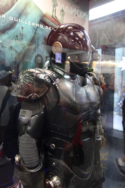 San-Diego-Comic-Con-2012-Movie-Props-Displays-Pacific-Rim-01