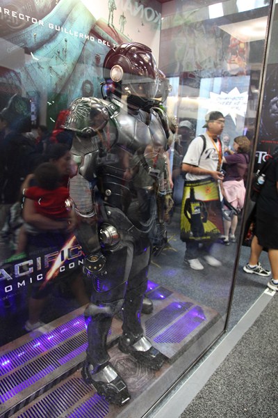 San-Diego-Comic-Con-2012-Movie-Props-Displays-Pacific-Rim-01