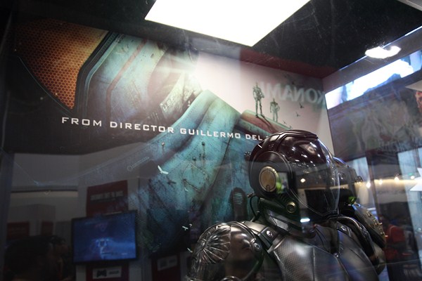 San-Diego-Comic-Con-2012-Movie-Props-Displays-Pacific-Rim-01