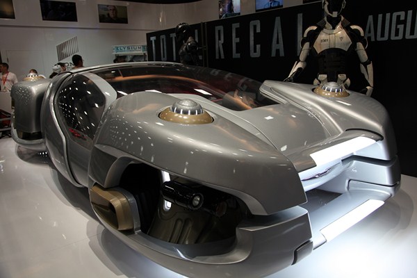 San-Diego-Comic-Con-2012-Movie-Props-Displays-Total-Recall-01