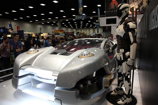 San-Diego-Comic-Con-2012-Movie-Props-Displays-Total-Recall-01