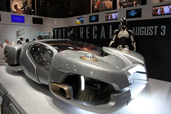 San-Diego-Comic-Con-2012-Movie-Props-Displays-Total-Recall-01