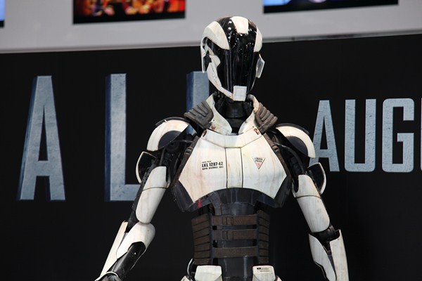 San-Diego-Comic-Con-2012-Movie-Props-Displays-Total-Recall-01