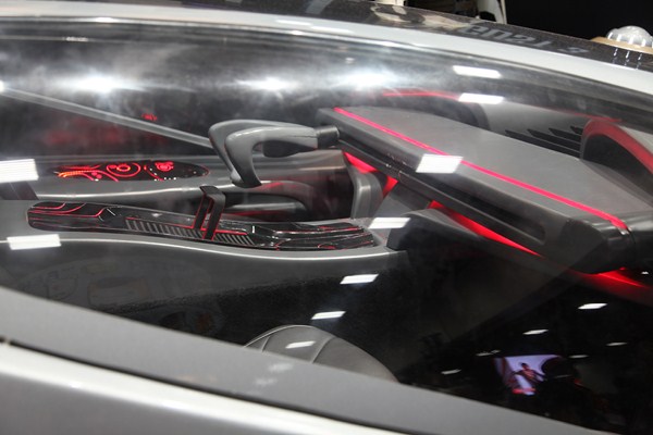 San-Diego-Comic-Con-2012-Movie-Props-Displays-Total-Recall-01