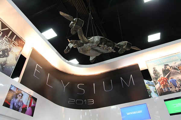 San-Diego-Comic-Con-2012-Movie-Props-Displays-Total-Recall-01