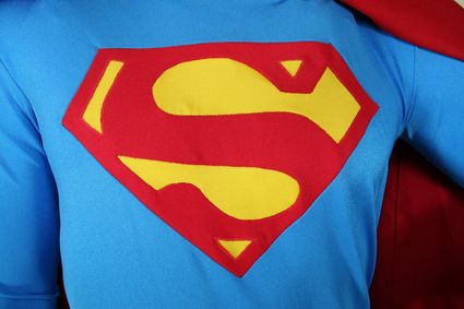 11 Mannequin-Superman-Costume-Close-Up-Chest-Emblem x425
