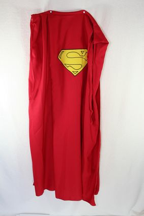 15 Superman-Costume-Cape-Full-Pinned-Veritcal x425