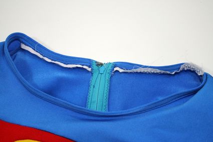 33 Superman-Costume-Close-Up-Inside-Collar-Front-Detail x425