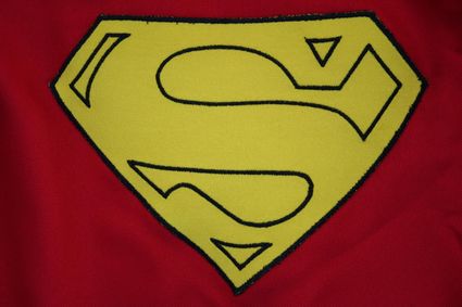 48 Superman-Costume-Cape-Full-Emblem-Close-Up x425