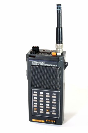die-hard-hans-gruber-kenwood-radio-x425