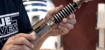 Returning-To-Jedi-Elstree-Props-Lightsaber-VideoCap-08 [x425]