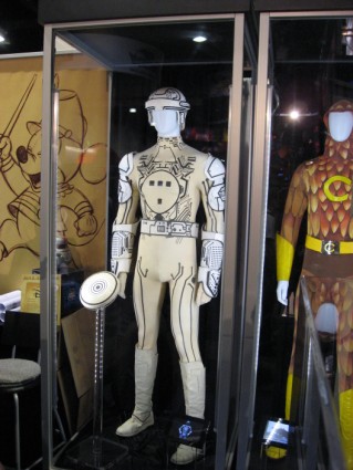 San-Diego-Comic-Con-Original-Disney-TRON-Costume-01 [x425]