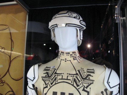 San-Diego-Comic-Con-Original-Disney-TRON-Costume-01 [x425]