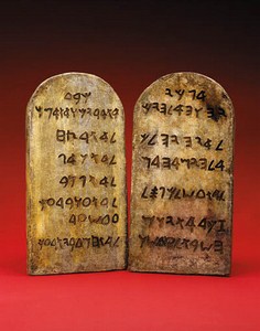 IMAGE-Ten-Commandments-Tablet-Movie-Prop-Christies-1999x600