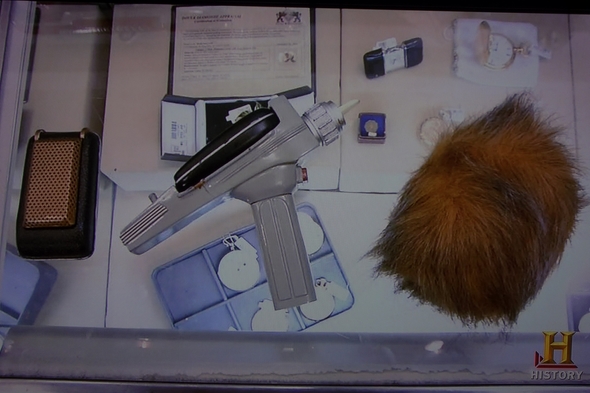 Pawn-Stars-Star-Trek-Memorabilia-Movie-TV-Prop-Collection-Phaser-Communicator-Tribble-Authentication-History-01-RSJ