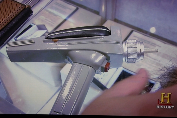 Pawn-Stars-Star-Trek-Memorabilia-Movie-TV-Prop-Collection-Phaser-Communicator-Tribble-Authentication-History-01-RSJ