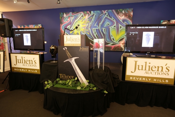 Juliens-Auctions-Trilogy-Collection-Middle-Earth-Lord-Of-The-Rings-Sale-Event-Photo-Live-Bidding-Auctioneer-01-RSJ