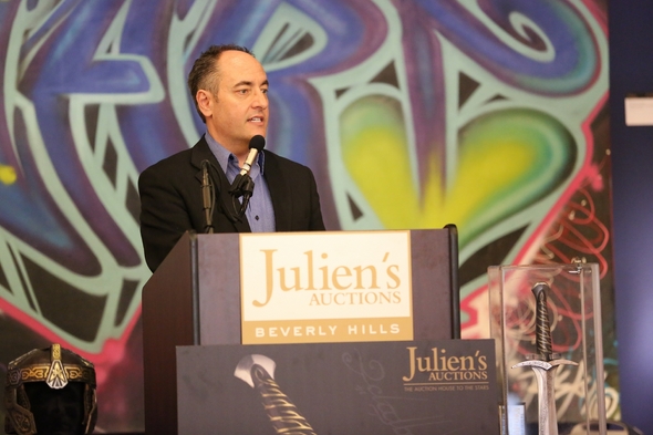 Juliens-Auctions-Trilogy-Collection-Middle-Earth-Lord-Of-The-Rings-Sale-Event-Photo-Live-Bidding-Auctioneer-01-RSJ