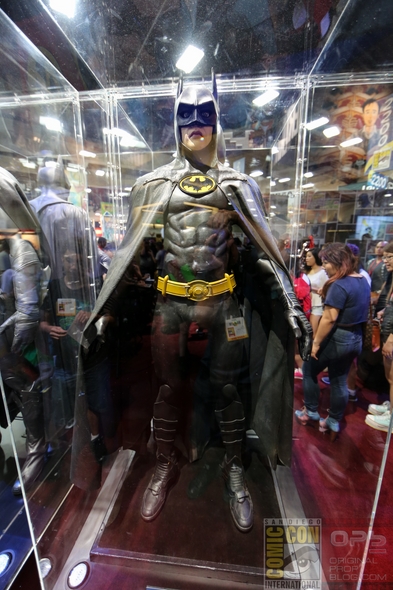 DC-Entertainment-DC-Comics-Batman-Movie-Costumes-Film-Props-Wardrobe-Comic-Con-San-Diego-001-RSJ