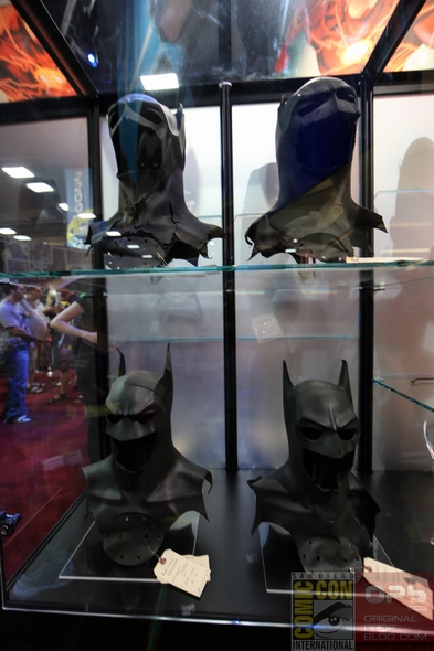 DC-Entertainment-DC-Comics-Batman-Movie-Costumes-Film-Props-Wardrobe-Comic-Con-San-Diego-001-RSJ