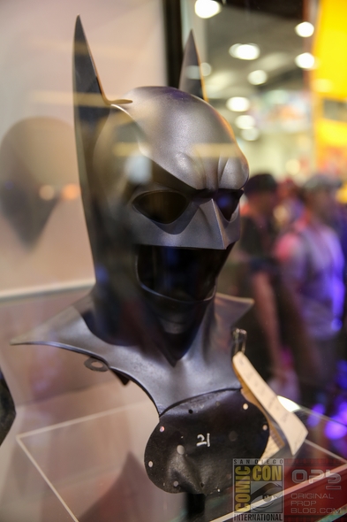 DC-Entertainment-DC-Comics-Batman-Movie-Costumes-Film-Props-Wardrobe-Comic-Con-San-Diego-001-RSJ