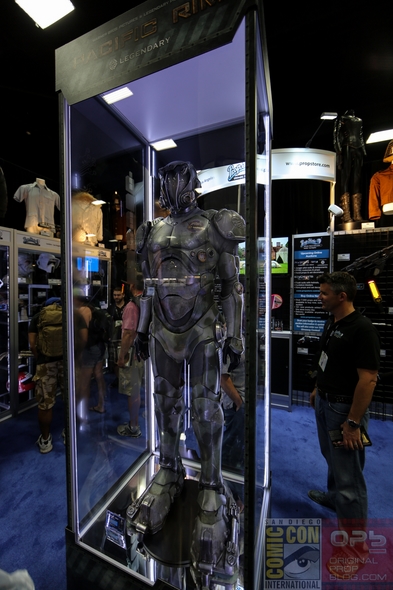 San-Diego-Comic-Con-2014-Prop-Store-London-TV-Movie-Prop-Costume-Exhibit-Auction-Preview-Photos-001-RSJ