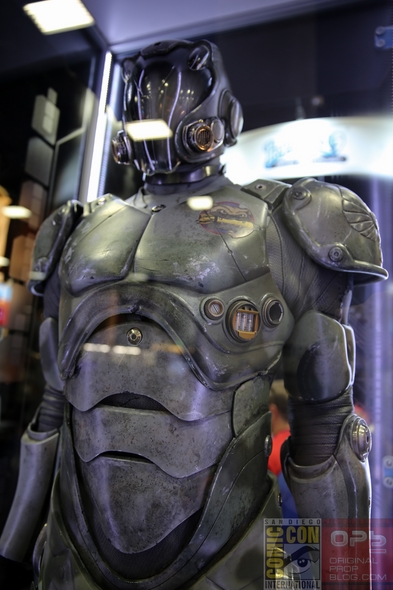 San-Diego-Comic-Con-2014-Prop-Store-London-TV-Movie-Prop-Costume-Exhibit-Auction-Preview-Photos-001-RSJ