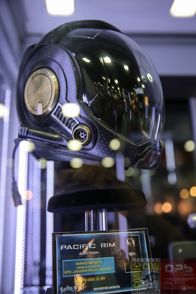 San-Diego-Comic-Con-2014-Prop-Store-London-TV-Movie-Prop-Costume-Exhibit-Auction-Preview-Photos-001-RSJ