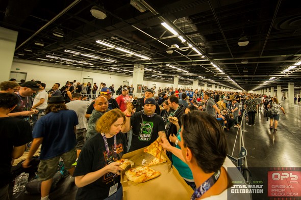 Star-Wars-Celebration-Anaheim-2015-Wednesday-Photos-Line-Badges-Tickets-Info-01-RSJ