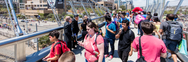 San-Diego-Comic-Con-International-2015-Photos-Cosplay-Convention-Exhibit-Hall-061